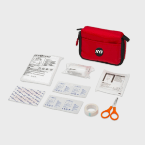 Kit de premiers secours avec bandages et ciseaux.