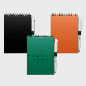Carnets colorés avec stylos attachés, design moderne.
