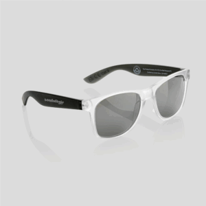 Lunettes de soleil modernes, monture blanche et noire.