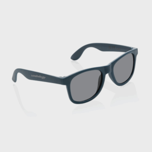 Lunettes de soleil noires classique sur fond blanc.