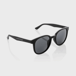 Lunettes de soleil noires élégantes sur fond blanc.