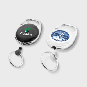 Deux porte-clés rétractables avec logos personnalisés.
