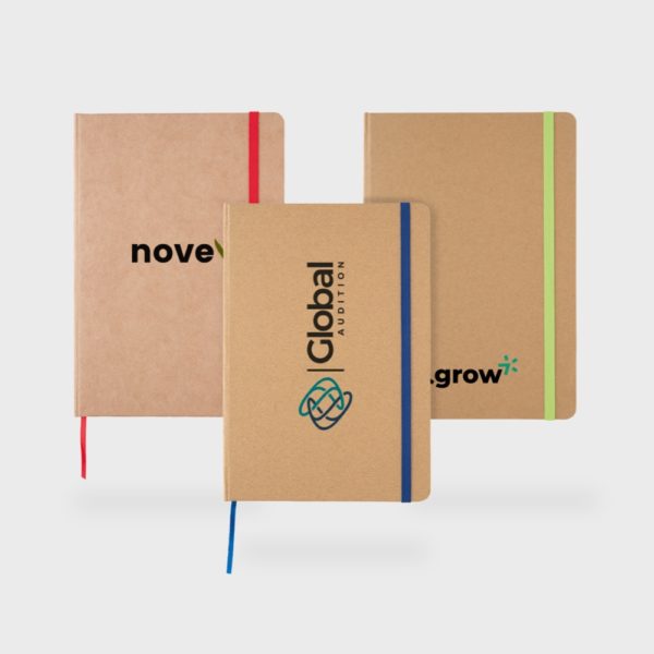 Carnets personnalisés avec élastiques de différentes couleurs.