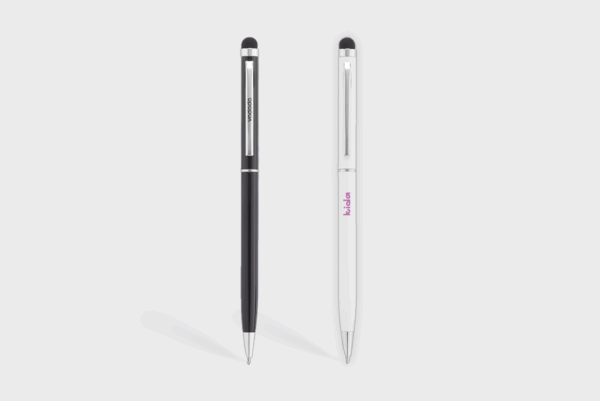 Deux stylos bille noir et blanc sur fond gris.