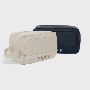 Pochettes de toilette beige et bleue sur fond blanc.