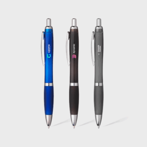 Trois stylos-bille colorés en alignement vertical.