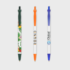 Trois stylos à bille personnalisés colorés.