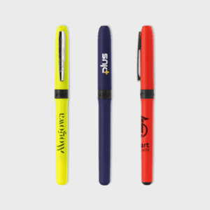 Trois stylos Bic de couleurs différentes.
