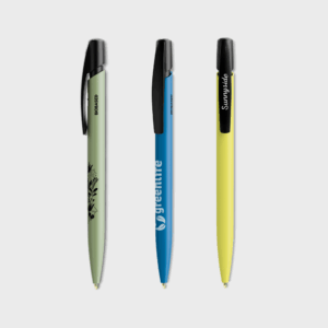 Trois stylos colorés écologiques avec capuchons noirs.