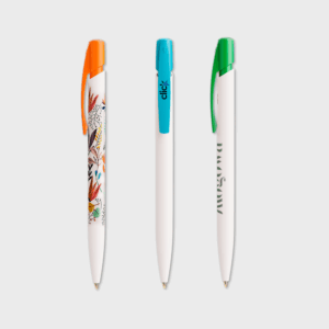Trois stylos à bille avec designs variés