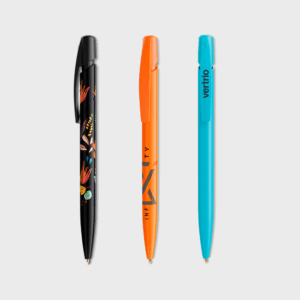Trois stylos bille colorés alignés verticalement.