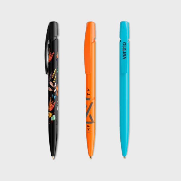 Trois stylos bille colorés alignés verticalement.