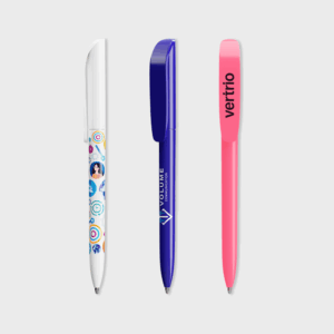 Trois stylos colorés côte à côte.