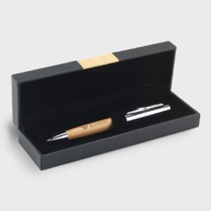 Stylo en bois dans un écrin noir ouvert.