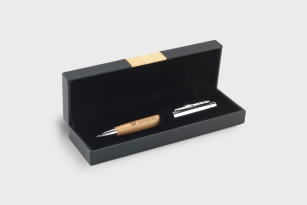 Stylo en bois dans un écrin noir ouvert.