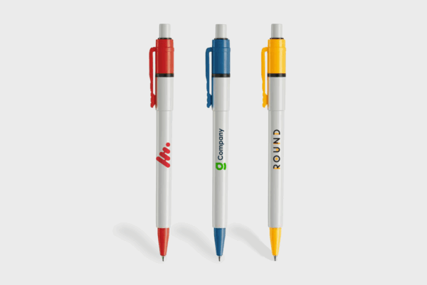 Trois stylos à bille avec clips colorés