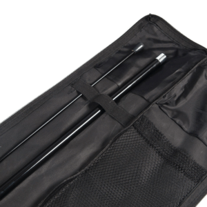 Sac ouvert avec bâtons télescopiques noirs