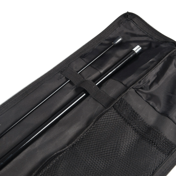 Sac ouvert avec bâtons télescopiques noirs
