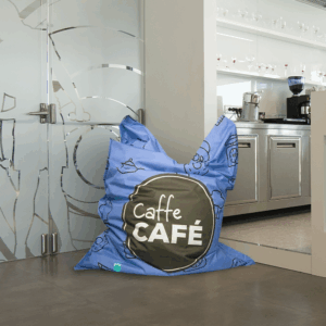 Coussin café bleu dans une cuisine moderne.