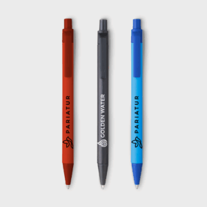 Trois stylos colorés alignés sur un fond blanc.