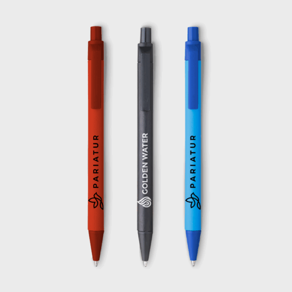 Trois stylos colorés alignés sur un fond blanc.