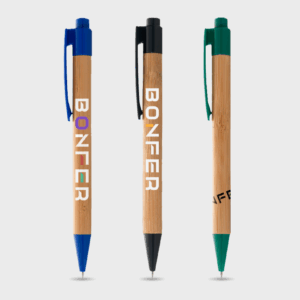 Stylos à bille en bois colorés.