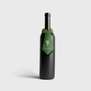 Bouteille de vin avec cravate verte décorative.