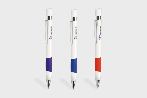 Stylos à bille tricolores avec clips métalliques.