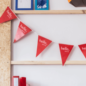 Guirlande de fanions rouges avec texte Hello Party