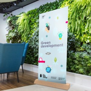 Panneau sur développement vert dans un bureau.