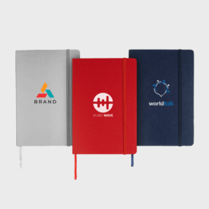 Trois carnets personnalisés avec logos colorés.