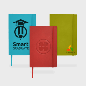 Trois carnets colorés fermés avec élastiques.