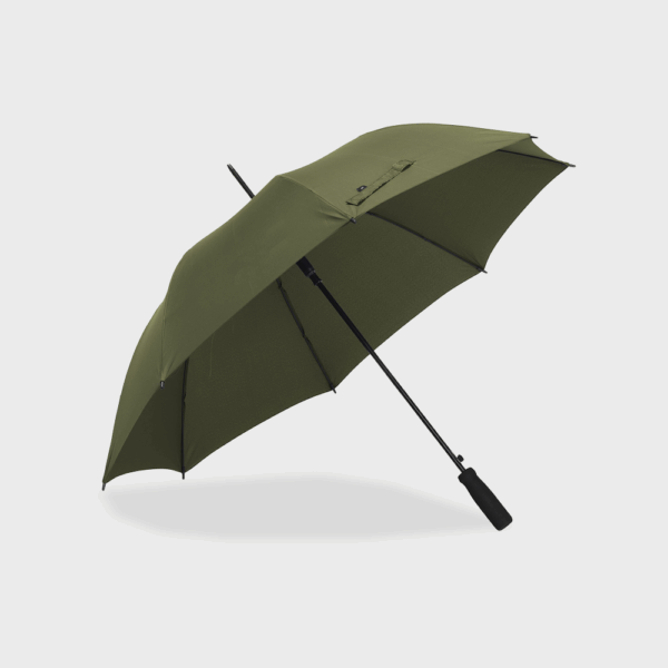 Parapluie vert ouvert sur fond blanc.