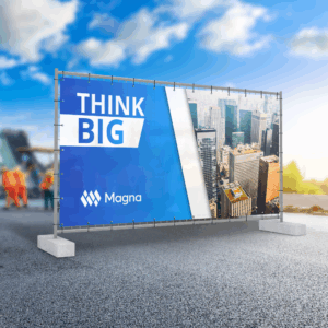 Panneau publicitaire bleu avec gratte-ciel urbains.