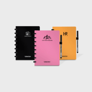 Carnets colorés avec stylos effaçables.