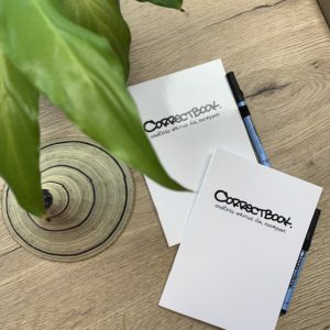 Carnets réutilisables Correctbook avec stylo sur bureau.