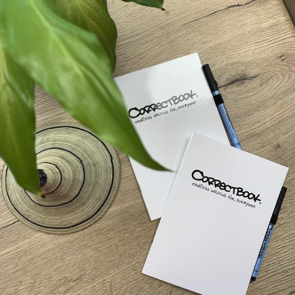 Carnets réutilisables Correctbook avec stylo sur bureau.