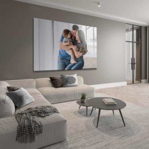 Salon moderne avec tableau mural familial.