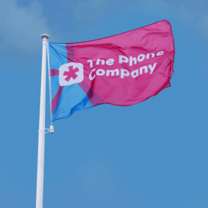 Drapeau d'une entreprise de téléphonie flottant au vent.