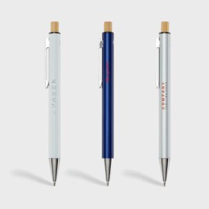 Trois stylos à bille modernes sur fond blanc.