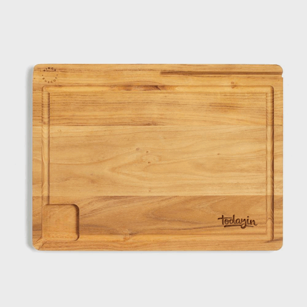 Planche à découper en bois rectangulaire moderne.