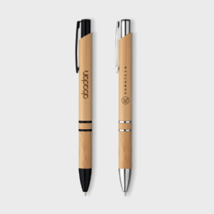 Stylos en bambou avec clips métalliques noirs et argent.