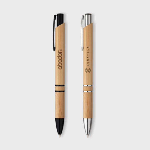 Stylos en bambou avec clips métalliques noirs et argent.