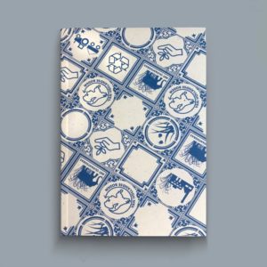 Carnet avec motifs bleus géométriques et animaux.