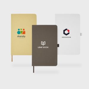 Carnets colorés avec divers logos visibles