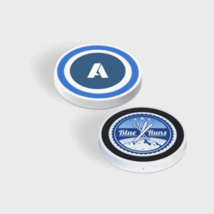 Dessous de verre personnalisés bleus avec logos.