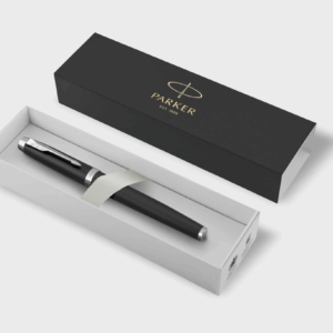 Stylo noir élégant dans boîte cadeau ouverte.