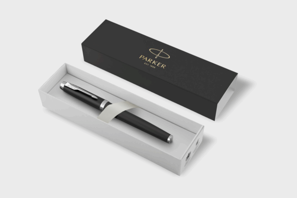 Stylo noir élégant dans boîte cadeau ouverte.