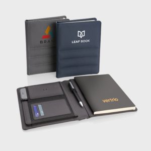 Carnets et étui avec stylos et pochettes.