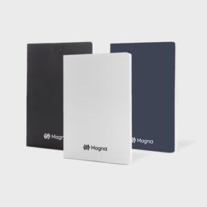Trois carnets en différentes couleurs avec logo Magna.